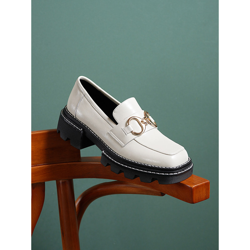 Sky head thick metal button shoes deep mouth 2022 new bull skin thick heel heel shoes appear high leisure shoes