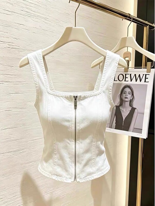 The New White Zip-Up Vest for Women Is a Sleeveless, Versatile, High-End, Stylish Top That Is a Hit on the Streets The New White Zip-Up Vest for Women Is a Sleeveless, Versatile, High-End, Stylish Top That Is a Hit on the Streets