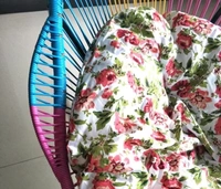 Красная цветочная подушка и ~