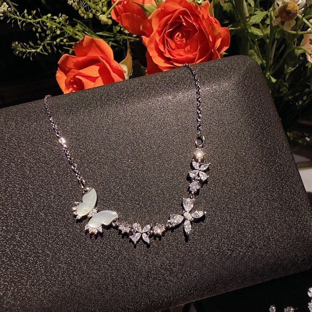 贝母蝴蝶满钻项链：时尚与工艺的双重魅力