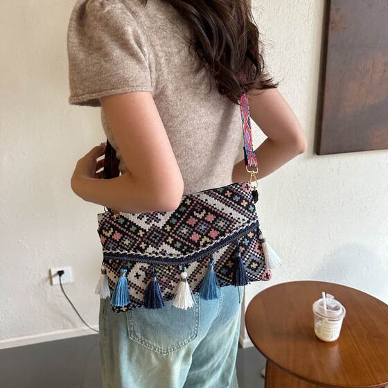 网红质感民族风小包包女2022新款潮时尚流苏信封斜挎包零钱手机包