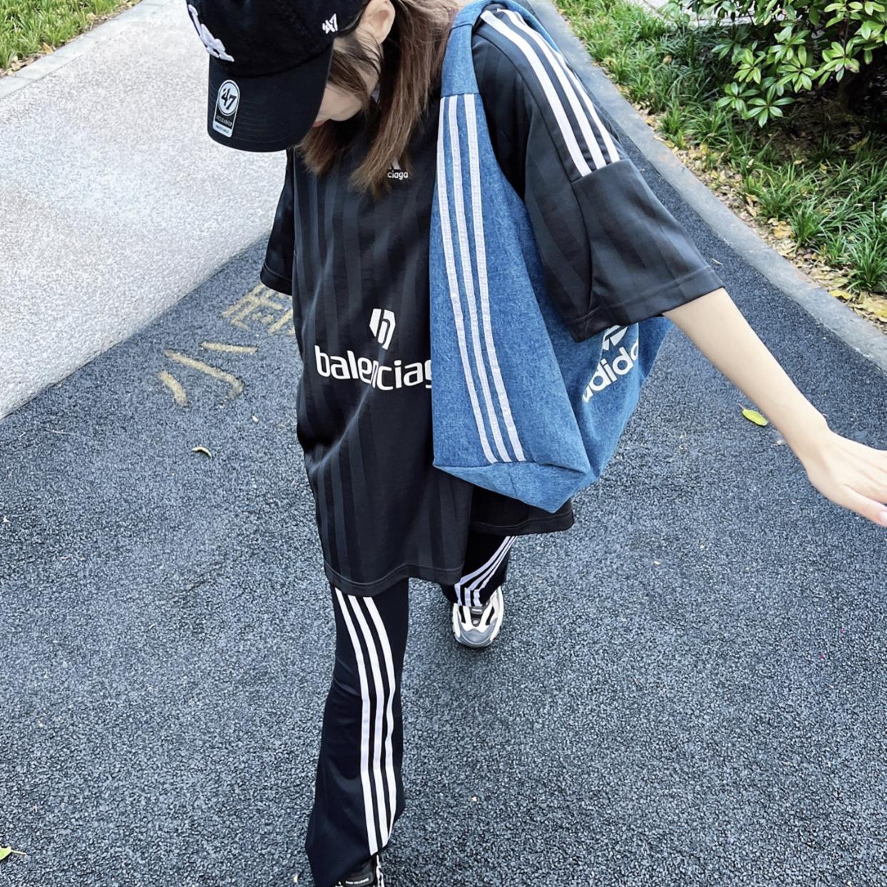 阿迪达斯三叶草男女新款牛仔云朵单肩腋下包斜挎包手拎包IX7693：潮流与实用并存的时尚单品！