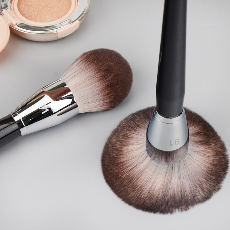 Princess Ge fluffy soft makeup brush loose paint soft cry No. 91 high gloss honey powder blush makeup brush to send cover