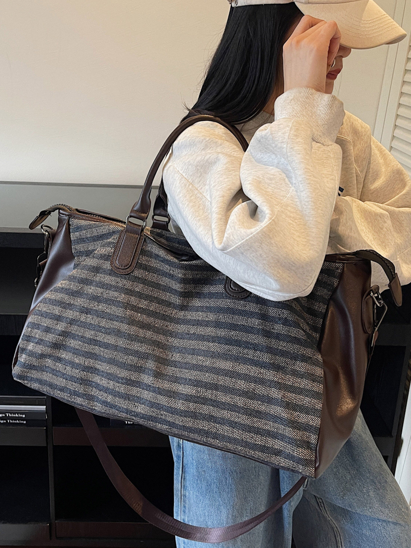 Large-Capacity Luggage Bag for Women, Striped Canvas Travel Bag for Travel and Business Trips, Fashionable and Lightweight Hand-Held Short-Distance Luggage Bag