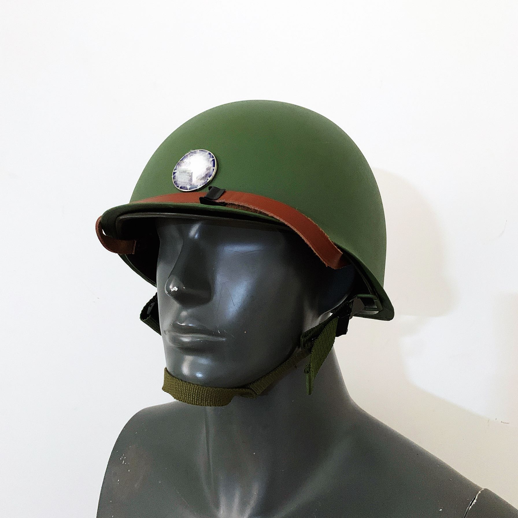 The American M1 of the Anti-Japanese War Army has a metal enamel hat emblem steel helmet