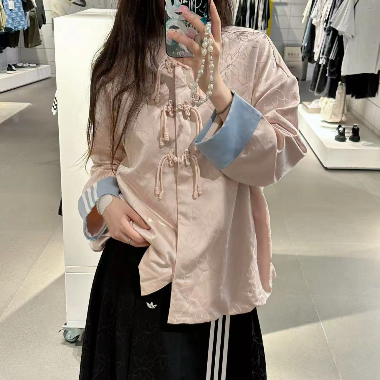 Adidas三叶草女士新中式经典外套KB6407：复古与现代的完美碰撞，潮流新 