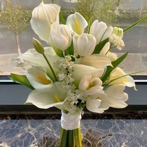 High-end Internet celebrity travel photography white tulips in hand bouquet bride wedding celebration simulated fake bouquet hydrangea calla lily
