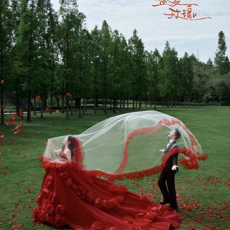 Wedding Photography Outdoor Street Shooting Wedding Photo Props Extra-Long Red Pleated Edge Veil Red Balloon English Background Cloth Wedding Photography Outdoor Street Shooting Wedding Photo Props Extra-Long Red Pleated Edge Veil Red Balloon English Background Cloth