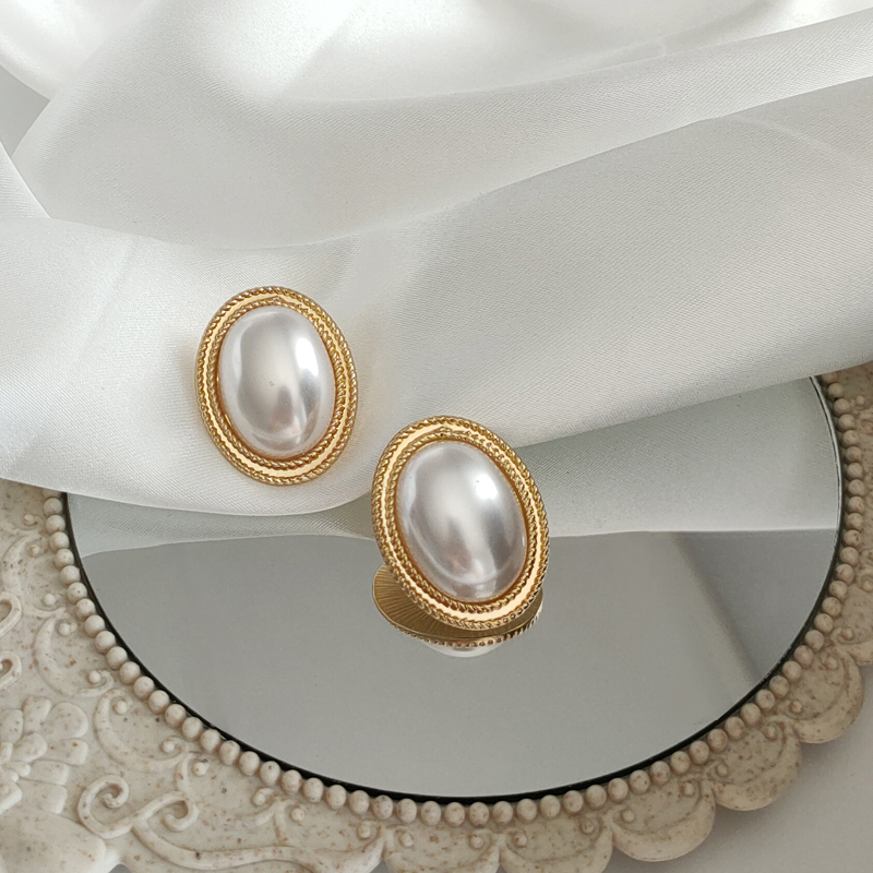 925 Silver NeedleS925 Silver needle ellipse Big Pearl Ear Studs Retro Hepburn Earrings female Simplicity temperament grace the republic of korea Earrings