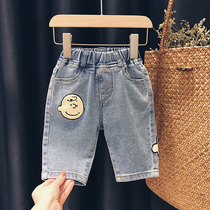 Quần denim trẻ em Snoopy / SNOOPY trẻ em 2020 quần áo mùa hè mới cho bé trai và bé gái xu hướng quần năm điểm phong cách nước ngoài - Quần jean