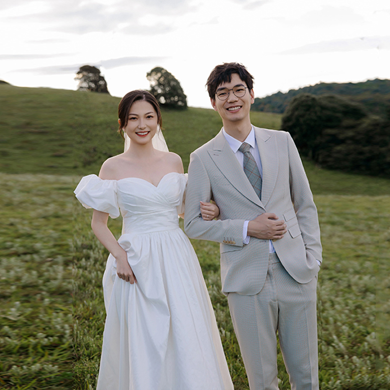 Straight Shoulder Light Wedding Dresses Supersensonian Bridal Outdoor Lawn Greet Guests out of the house Veil White Minimalist Satin gown Autumn