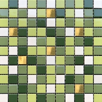 Белая 25 зеленая трава такая же яркая, как золотой свет