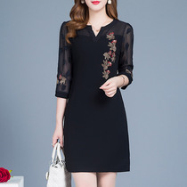 Handmade embroidered skirt dress 2021 Spring and Autumn New temperament covered belly thin V collar mother foreign style small skirt
