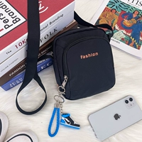 Красные маленькие синие туфли, подвеска