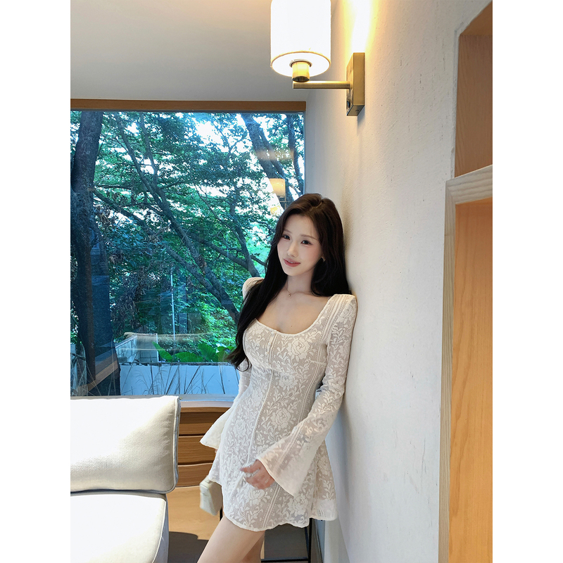 Chen Liuliu Lost in Paris' French-Style Hollow Lace Dress for Women with a Design Sense, Flared Sleeves, and Cinched Waist