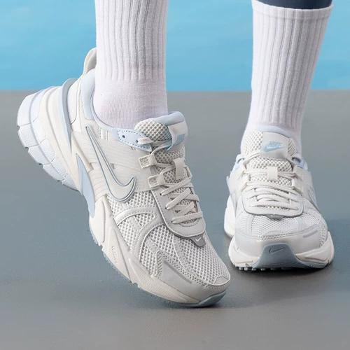 Nike Nike Women's V2K Run Daily Variety Retro Retro Daddy Shoes и повседневная обувь FD0736-009