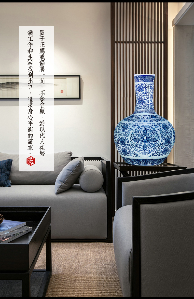 Jingdezhen ceramic hand - made large blue and white porcelain vase is placed large sitting room of Chinese style porcelain decorative arts and crafts