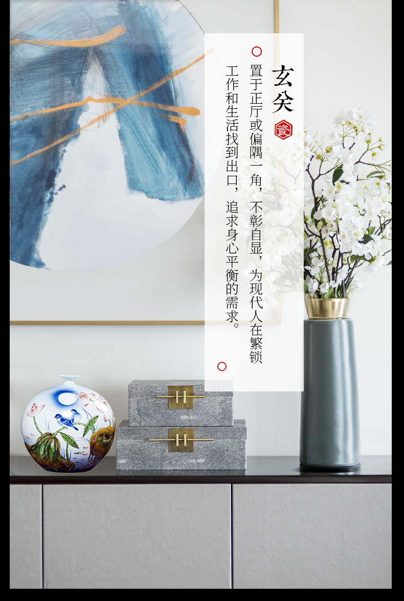 Jingdezhen ceramic pomegranate hand blue and white porcelain bottle of Chinese famous household flower arrangement sitting room adornment handicraft furnishing articles