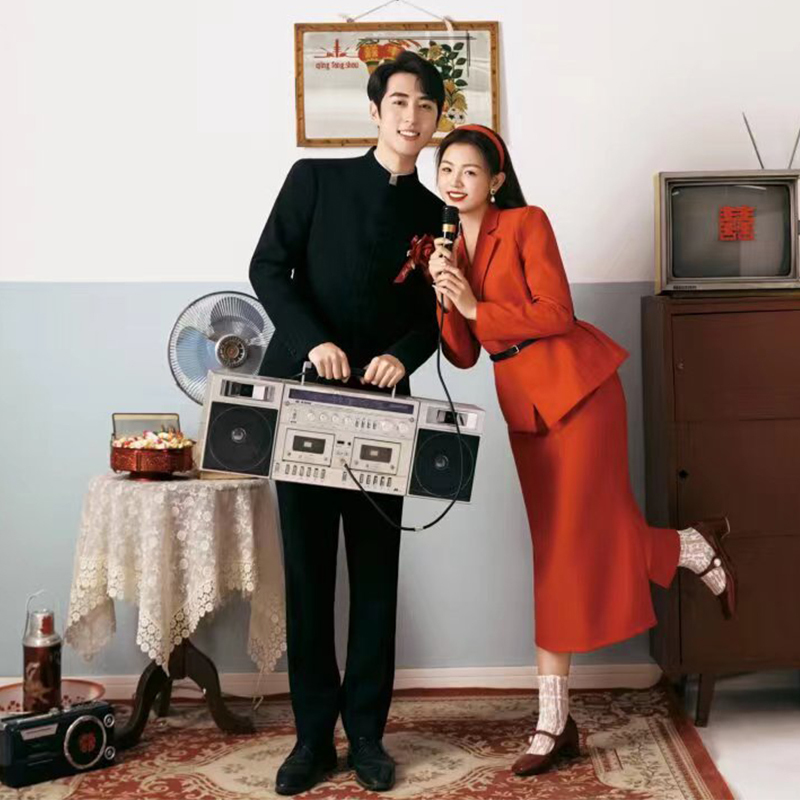 Photo Studio Themed Wedding Photography 80S Nostalgic Dress Retro Style Festive Red Vintage Chinese Style Couple Suit Photo Studio Themed Wedding Photography 80S Nostalgic Dress Retro Style Festive Red Vintage Chinese Style Couple Suit