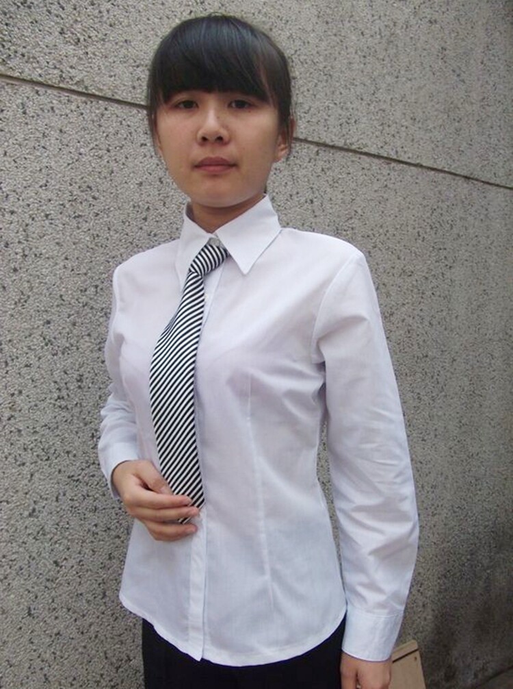 Белая лазурная рубашка, розовый лонгслив, комбинезон 