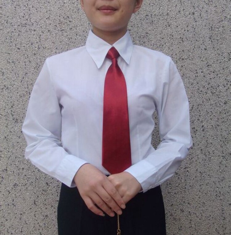 Белая лазурная рубашка, розовый лонгслив, комбинезон 