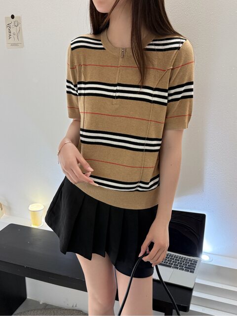 European Retro Striped Style Round Neck Short-Sleeved Knitwear for Women with Contrasting Colors, Versatile Slim Fit, Slimming Half-Zip Casual Top