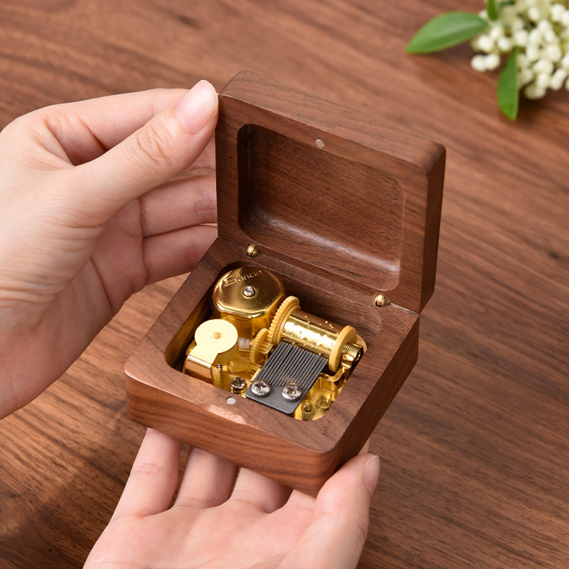Eight-tone box wooded girl girlfriend's girlfriend Seven New Year's Valentine's Day gift Canon's birthday Children's Day gift music box meets-Taobao