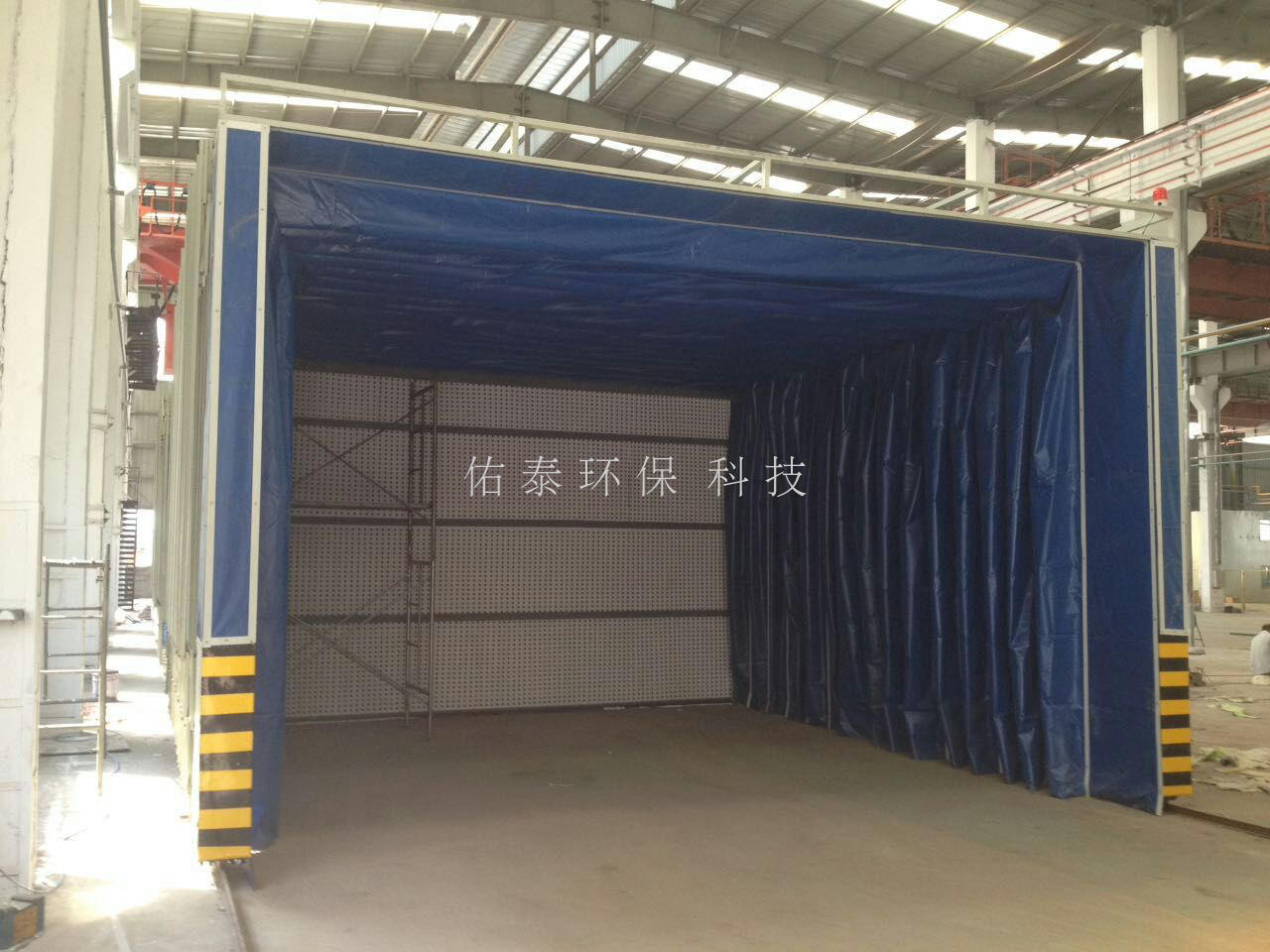 移动伸缩喷漆房正面