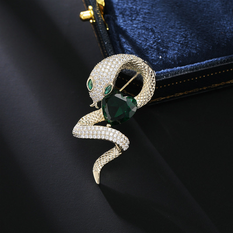 Unique and creative green heart-shaped zodiac snake brooch for your birth year; niche and affordable luxury suit and coat pins.