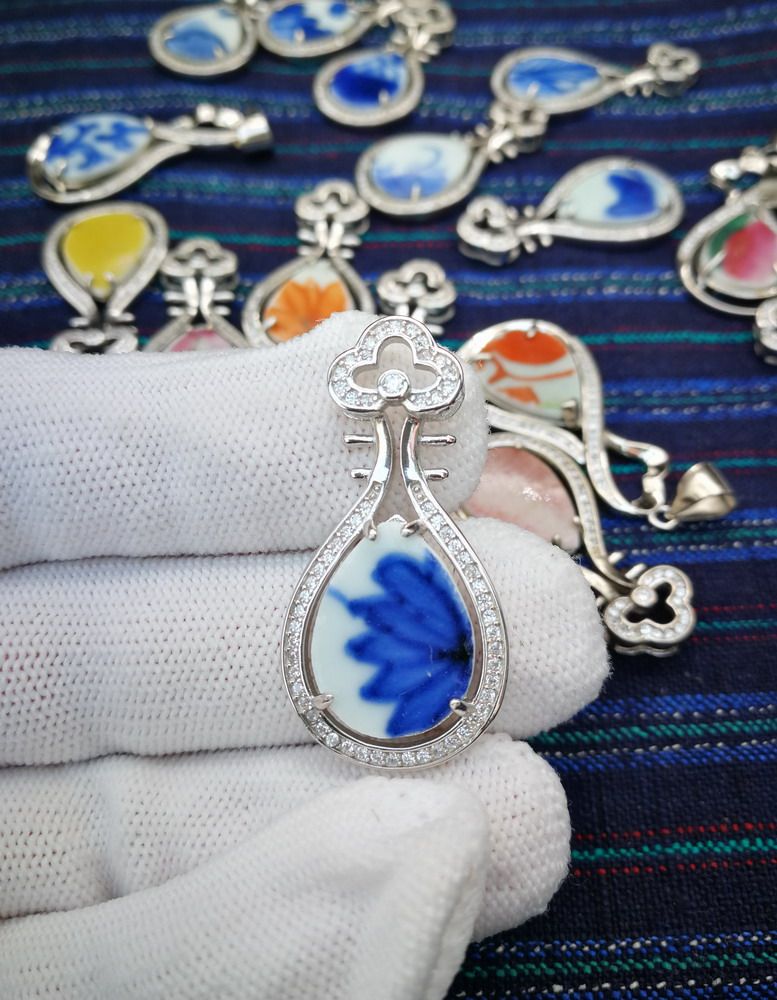 Small pipa small swan 925 silver inlaid with bright clear green flower pink single glazed ancient ceramic sheet pendant