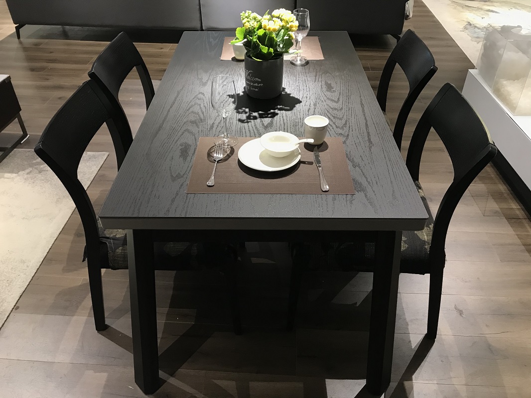 Table and chairs for 1001 meals in the art space