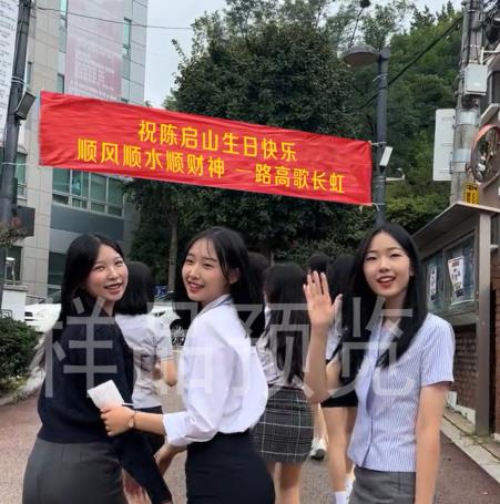 AE模板编号3324：一群美女挥手横幅条幅修改文字装逼视频【推荐AE2020版】