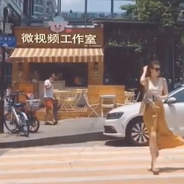 美女街边店头广告