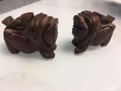(Ruyi Flying Lion) stone ornaments carved by pig brown stone