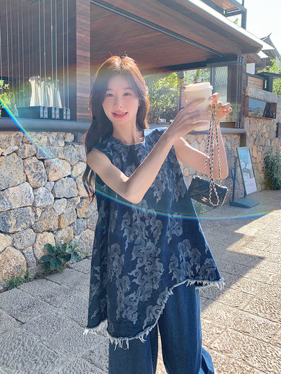 Национальный тренд: ретро-кэжуал, джинсовый комплект с асимметричным жилетом для женщин, лето 2025, новинка, тонкие широкие брюки, комплект из двух предметов