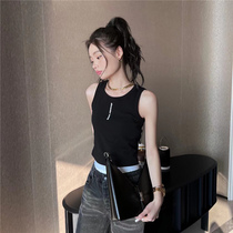 Black shorts vest woman outside wearing spring and summer new sexy hot girl harnesses to slim fit inside a sleeveless undershirt