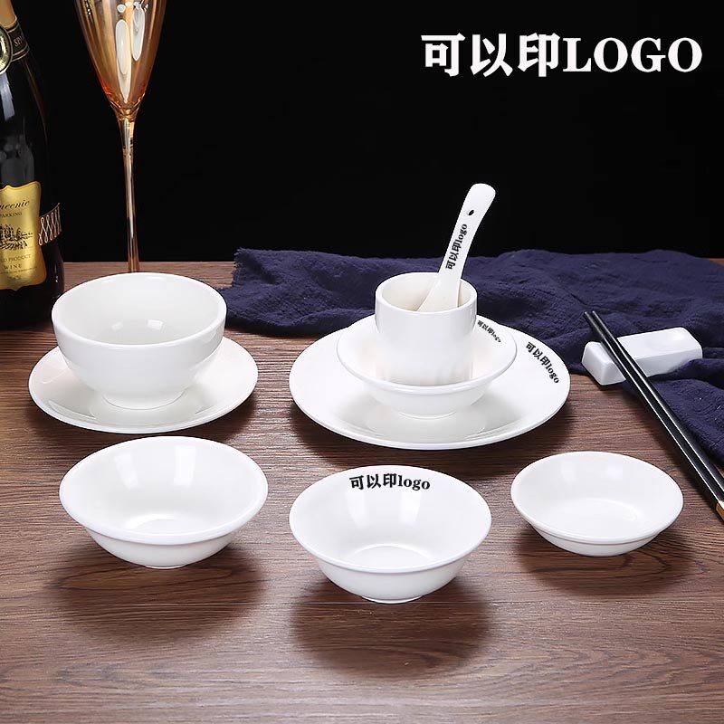 В ресторане отеля Chaozhou western restaurant используется стерилизованная посуда для сервировки маленьких белых мисок с утолщением в тайчжунском стиле, мисок для риса, суповых мисок