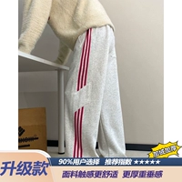 Усовершенствованная модель из белого, серого, красного цвета и бархата.