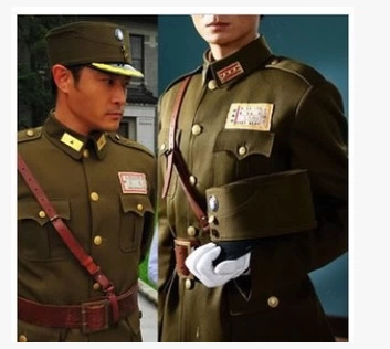 Взрослый волонтер Красной Армии Pla Guerrillas, исполняющий старое общество старого народной деревни одежды Гушу.