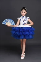 Голубая юбка для цветения сливы