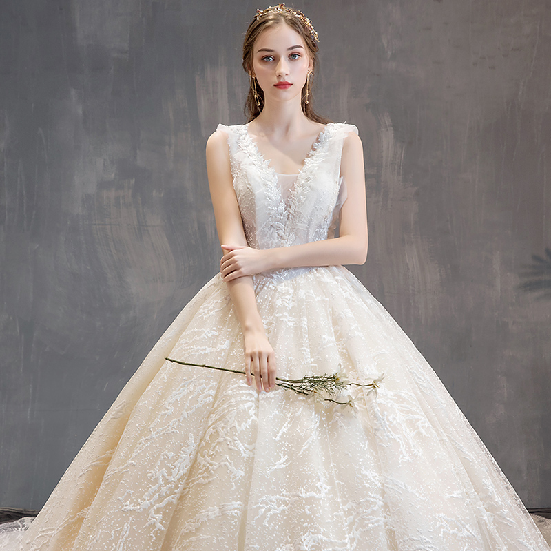 French Light Main Wedding Dress 2021 New Small Bride Luxury Court Style V-neck Advanced Tail Winter