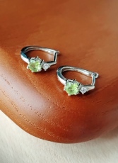 Серьги 8月生辰石天然橄榄石耳环耳扣火彩净透清新绿色轻奢设计s925纯银