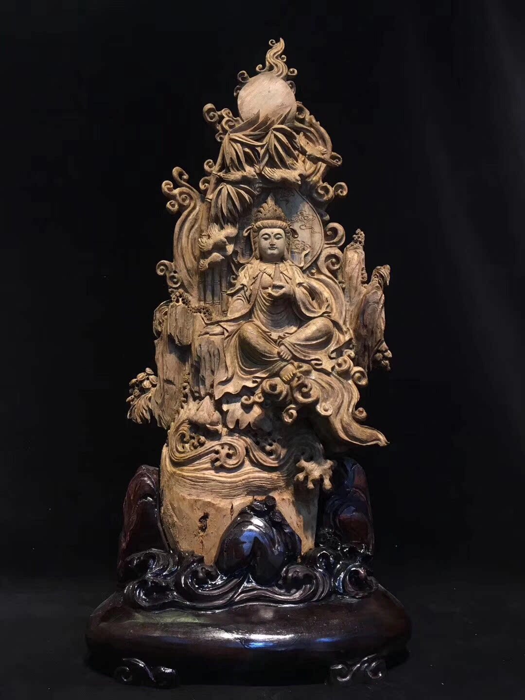 Indonesia's sink is a large root carving craft of Shika, the king of the Bodhi-Sha Gamoni, Tibetan sculpture