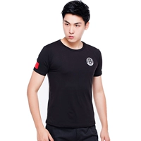 Черная футболка