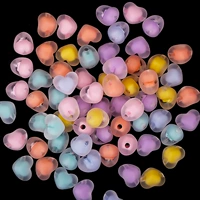 100 матовых бусинок в виде сердечек и свободный моток эластичного шнура.