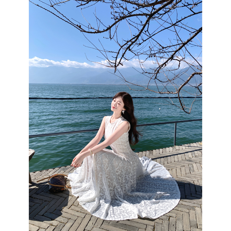 White Lake Ripples Exquisite Heavy Lace Sleeveless Dress with Waist Slimming, Elegant and Graceful Flared Skirt for Summer