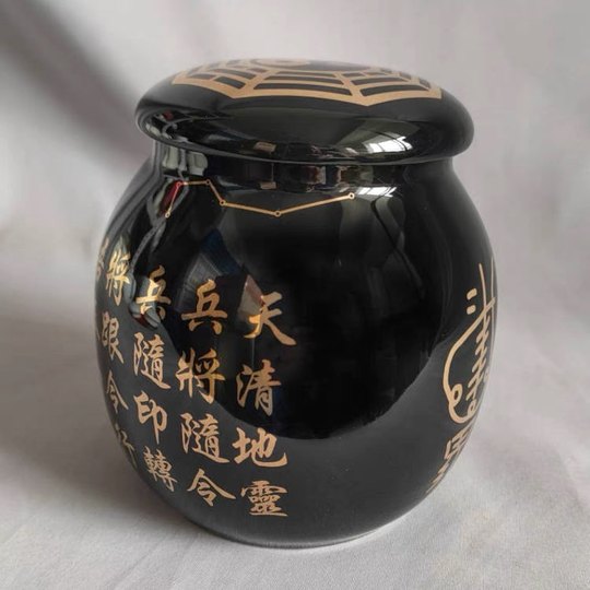 Recruiting soldiers and generals, soldiers and horses, black gold letters, ancient culture ceramic jar ornaments, gossip jars, and cultural supplies