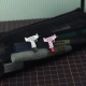 LTNC tự chế UZI phiên bản vẽ của chiếc trâm Jedi sống sót để ăn thịt gà xung quanh túi Joker khóa cổ huy hiệu pin thủy triều - Trâm cài ghim cài áo vest nữ