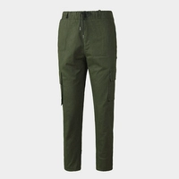 Кусок военных зеленых брюк с наклонами хлопка