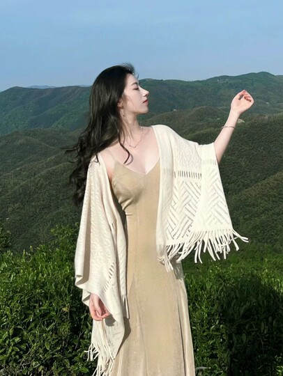 Travel dress in Dali, Yunnan and Lijiang with ethnic style shawl and cloak. Western Sichuan wear with new Chinese style cheongsam and cloak.
